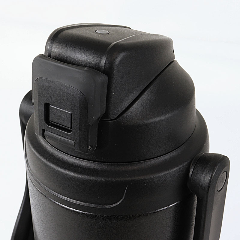 たっぷり飲める！スポーツジャグ 2.0L 保冷専用 ブラック