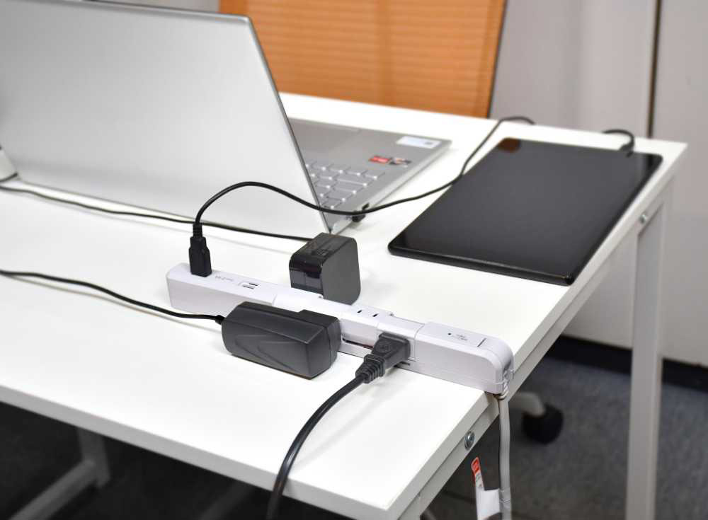 耐雷4PスリムUSB電源タップ WBS-SL402USB(W)