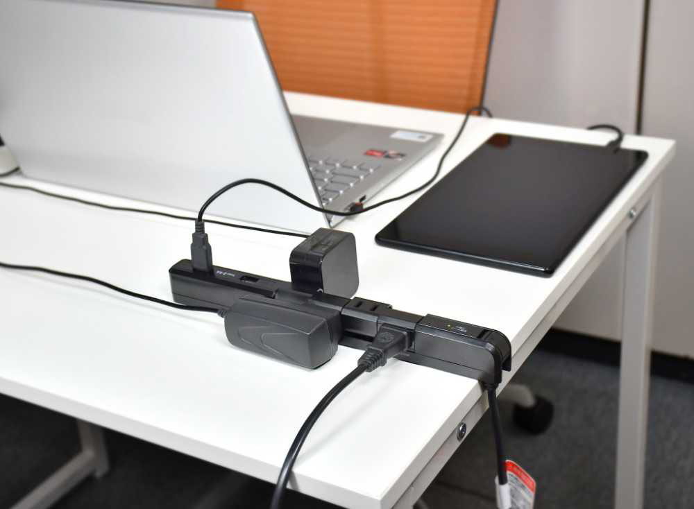 耐雷4PスリムUSB電源タップ WBS-SL402USB(BK)