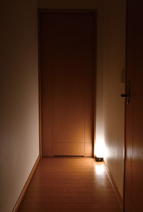 明暗人感センサー 乾電池式 もてなしのあかり HLH-2204